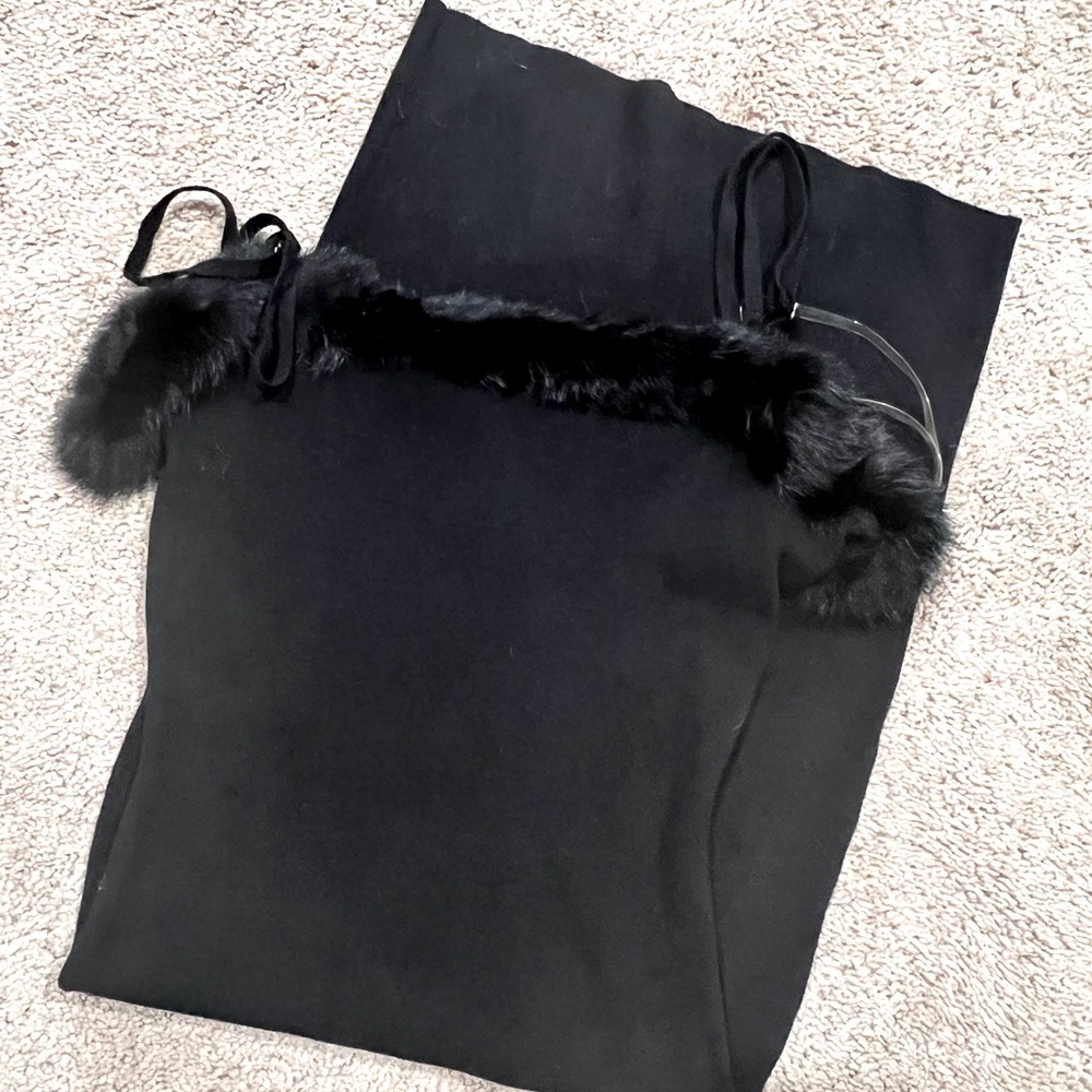 Adorable Windsor Black Bodycon dress with fur lining 🪩🖤